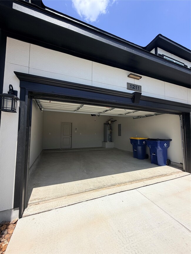 Building Photo - 1211 Foxglove St