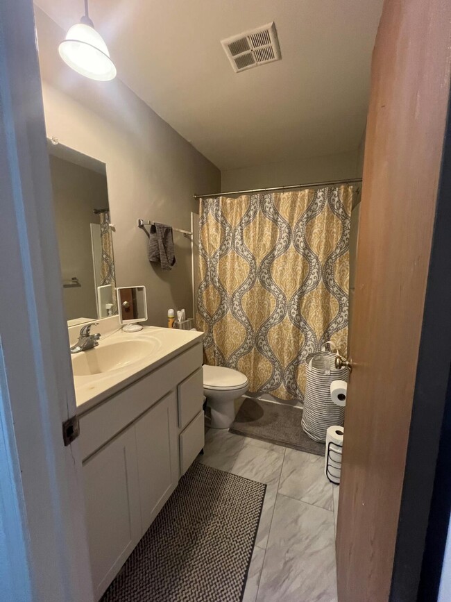 Building Photo - 907 Registry Dr