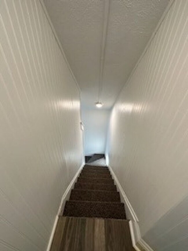 Building Photo - Quiet Triplex