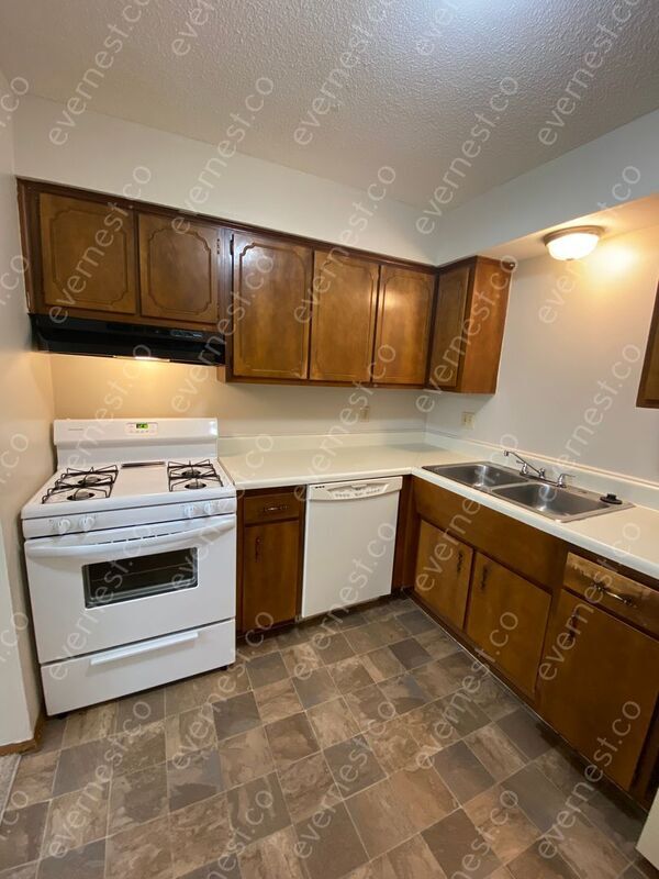 Building Photo - 90 Stornoway Dr W