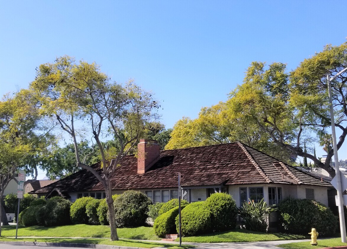 Primary Photo - 8531 Rosewood Ave