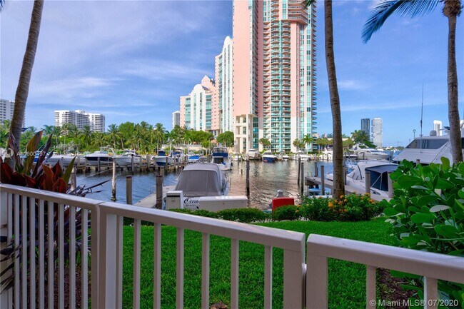 Foto del edificio - 3330 NE 190th St