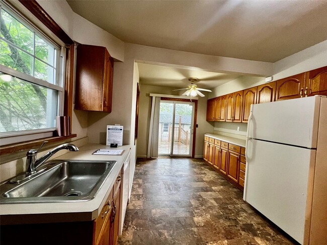 Building Photo - 131 Goldenrod Ave