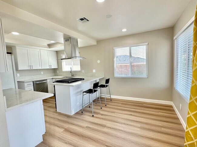 Building Photo - 6543 Bougainville Rd
