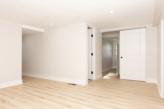 Building Photo - 207 N Leeds Ave