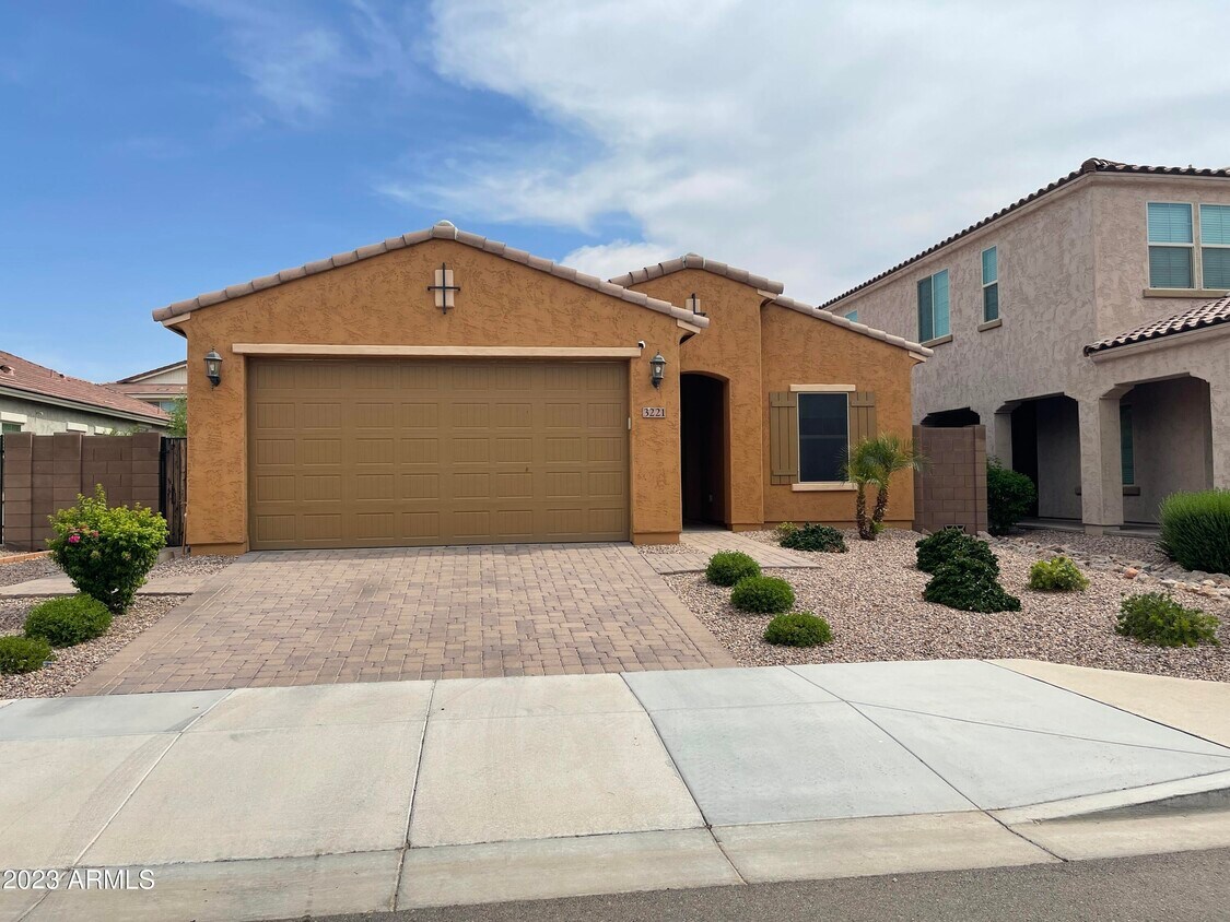 Primary Photo - 3221 E Wisteria Pl