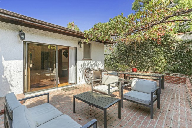 Building Photo - 2366 Edgewater Terrace