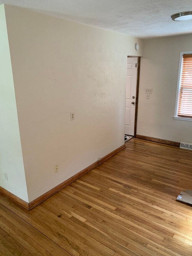 Foto del edificio - 2 Bedrooms  & 1 Bathroom - East end of Bar...