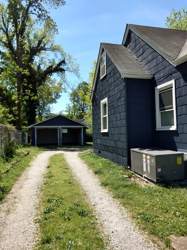 Building Photo - Cozy Cottage