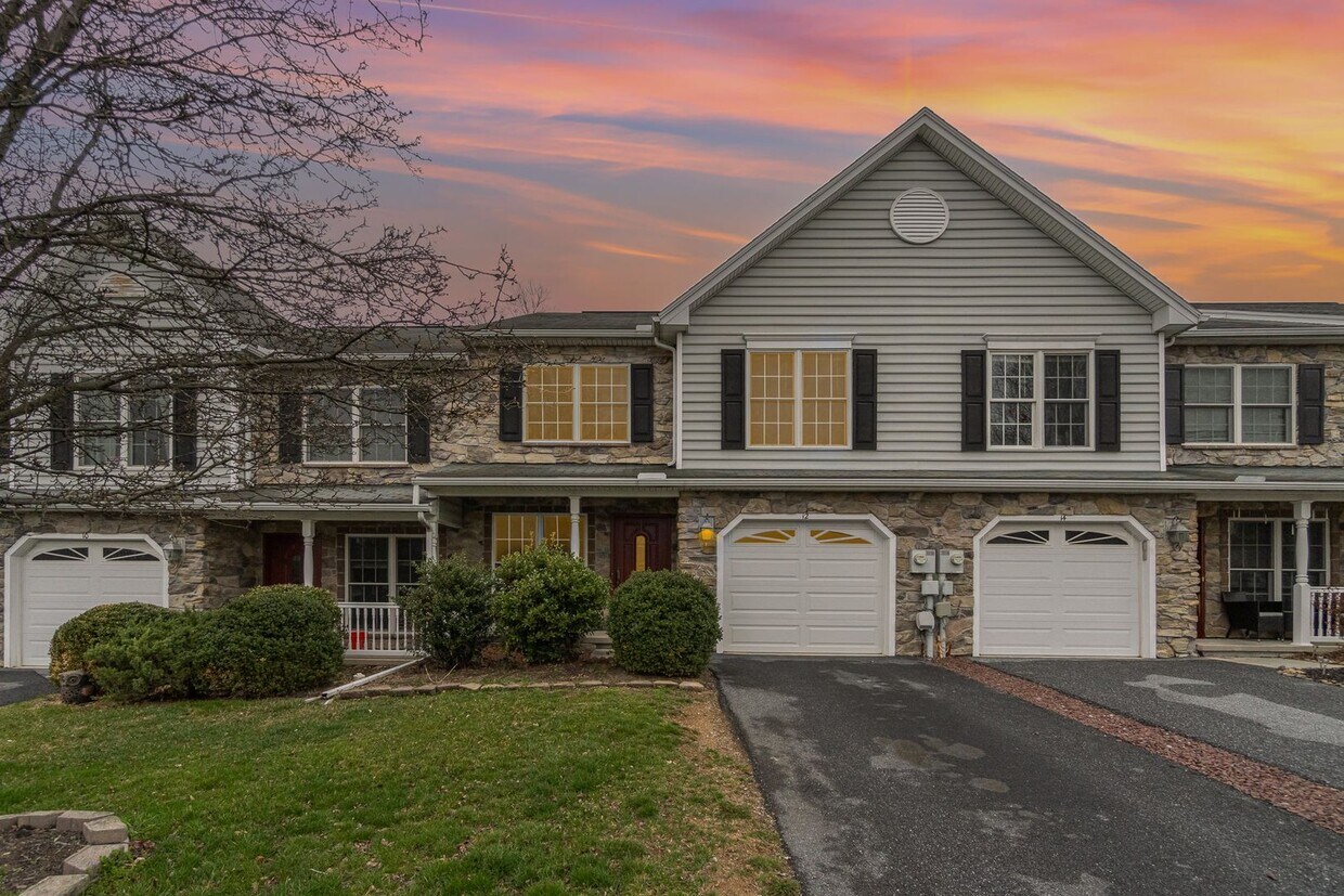 Foto principal - Welcome to this 3 bedroom, 2.5 bathroom to...
