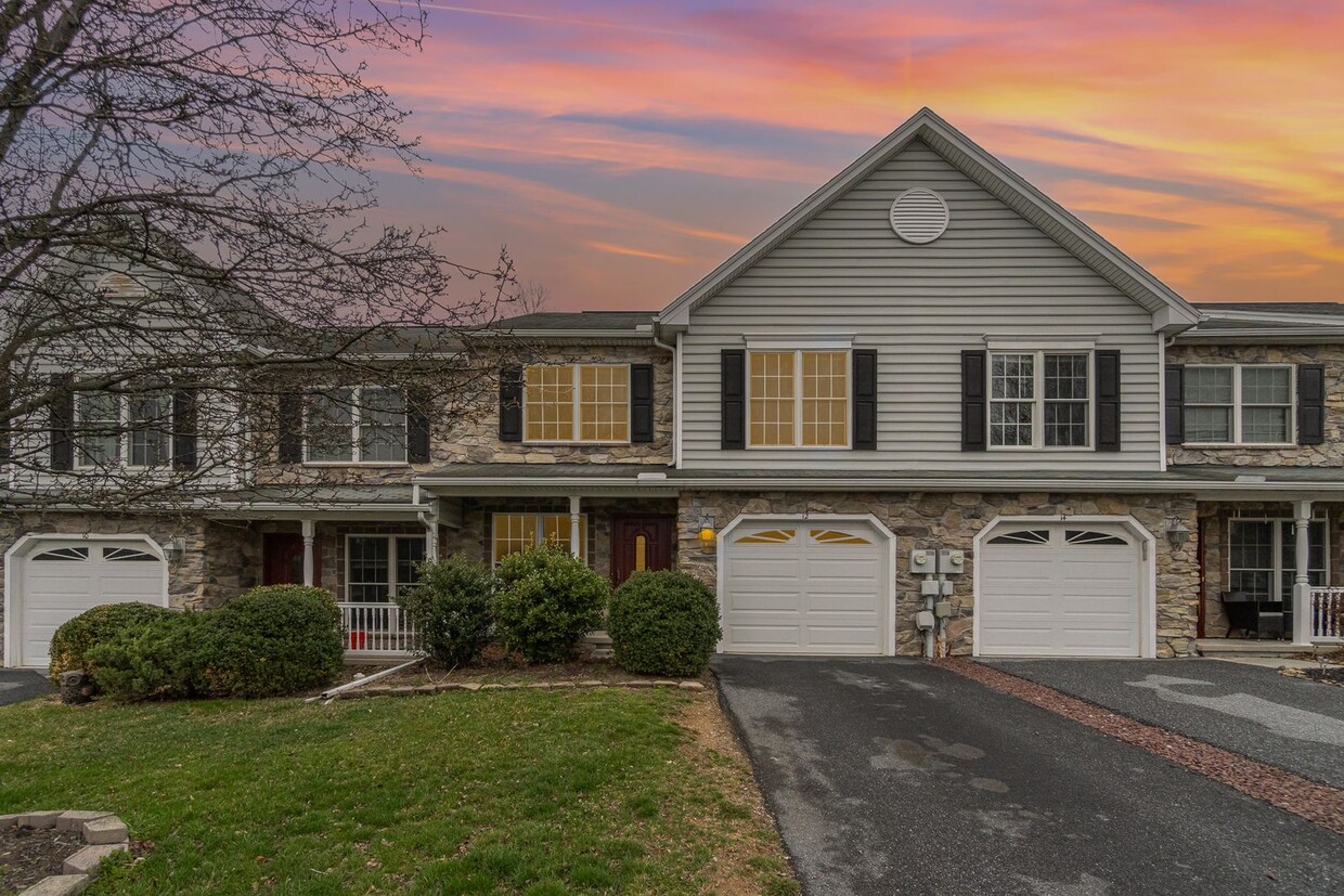 Primary Photo - Welcome to this 3 bedroom, 2.5 bathroom to...