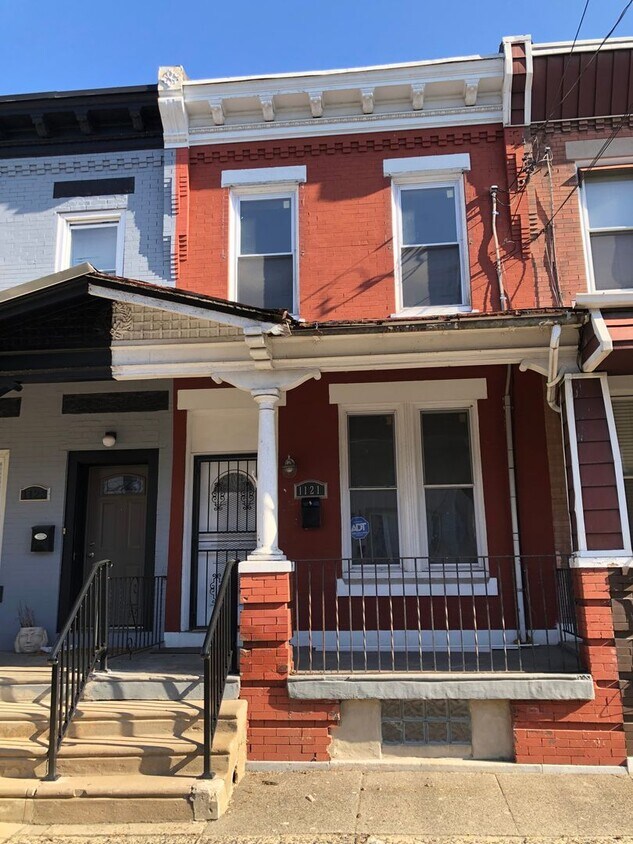 Primary Photo - Stunning 5-Bedroom Townhouse Available Nea...