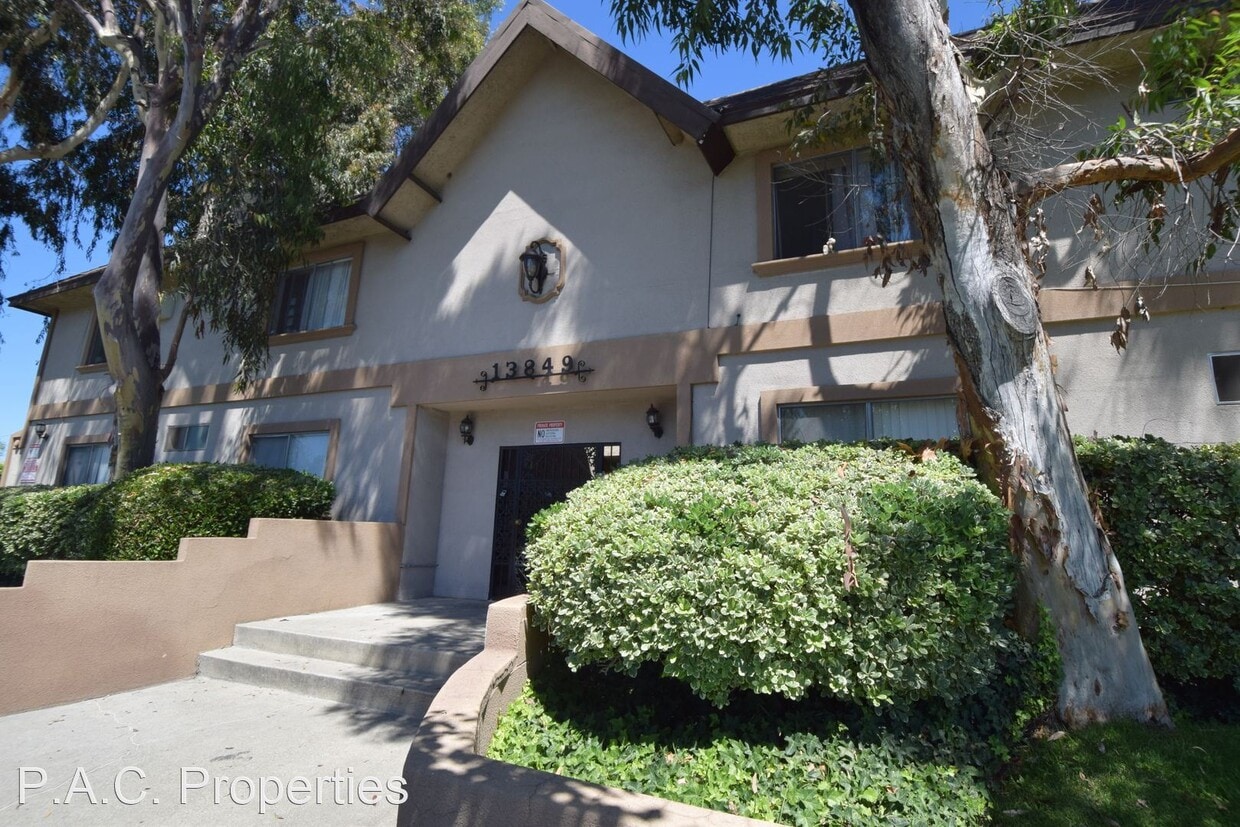 Foto principal - Studio, 1 bath Apartment - 13849 Chase Str...