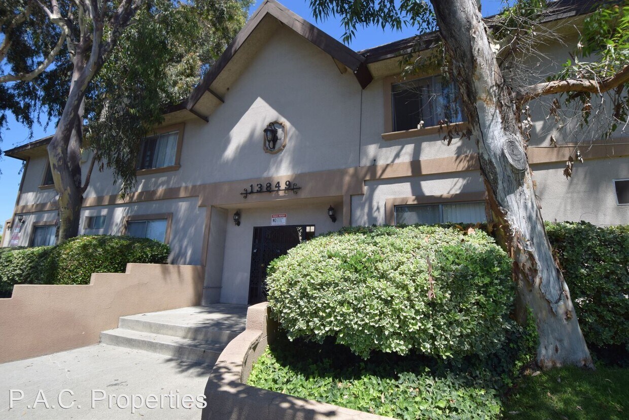 Primary Photo - Studio, 1 bath Apartment - 13849 Chase Str...