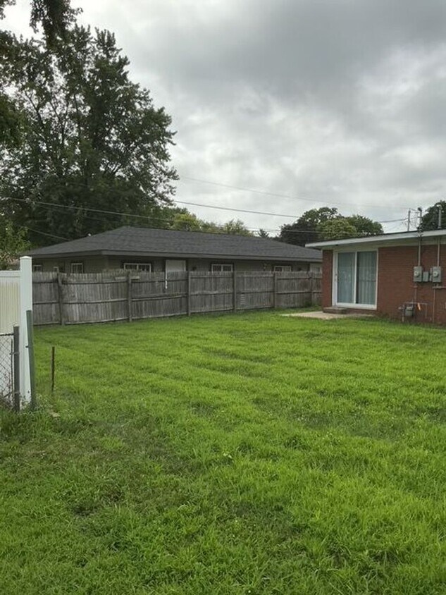 Building Photo - 105 E Glendale St