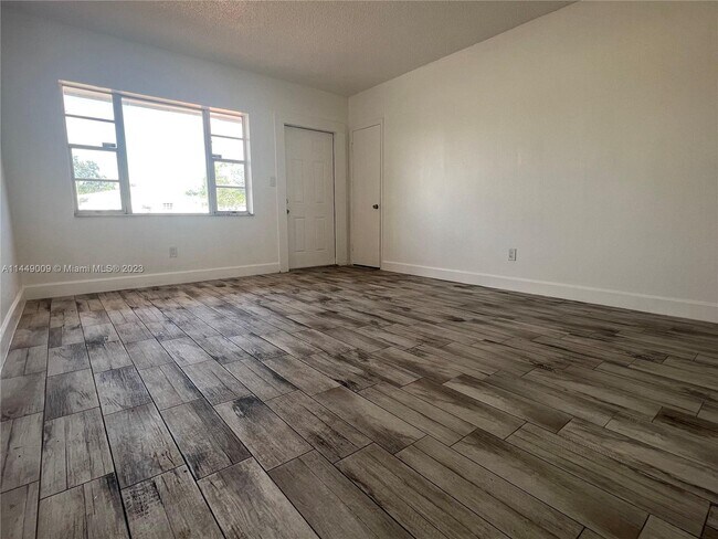 Foto del edificio - 19123 NW 36th Ave