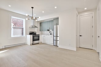 Building Photo - 4188 Boul Décarie