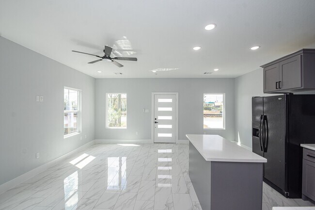 Foto del edificio - 6513 Avenue B