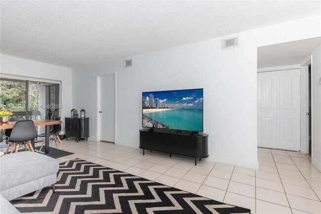 Foto del edificio - 8885 Fontainebleau Blvd