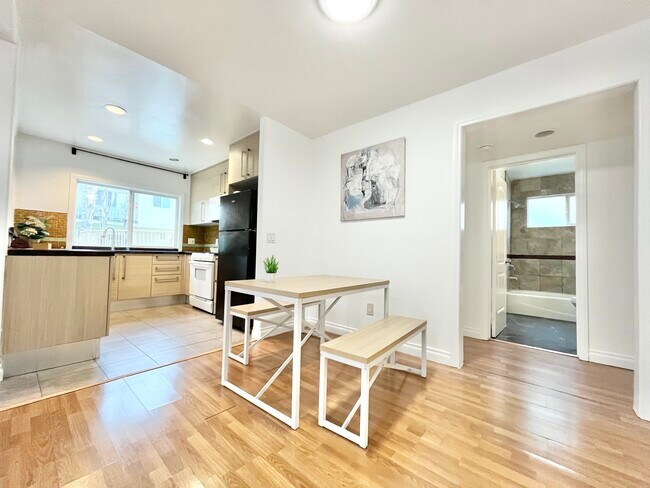 Foto del edificio - 5860 Hazeltine Ave