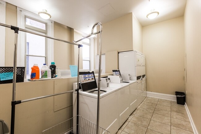 Building Photo - Two Bedroom, One Bath with a Courtyard vie...
