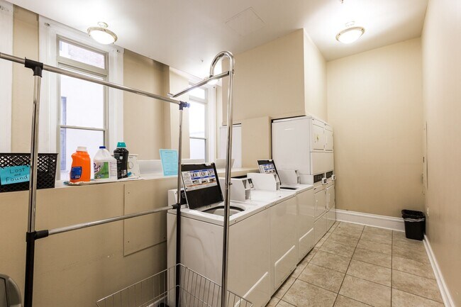 Foto del edificio - Two Bedroom, One Bath with Main Street Vie...