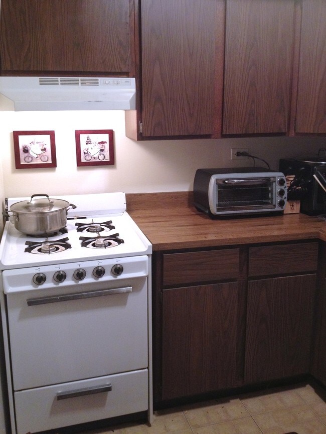 Interior Photo - 901 W George St