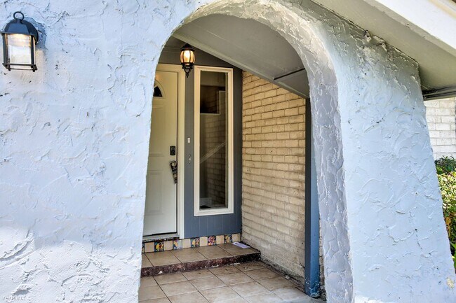 Building Photo - 3 br, 2.5 bath House - 305 Brookdale Dr