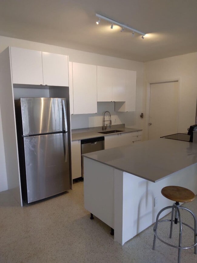 Building Photo - 3 bedroom in Hallandale FL 33009