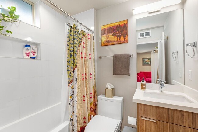 Building Photo - Ballard Townhouse, 2bed/2bath, Rooftop Deck