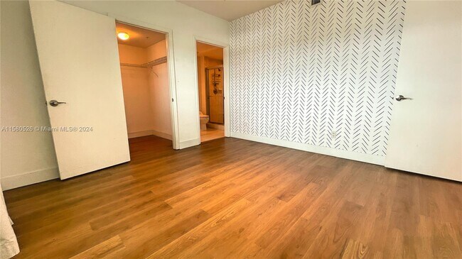 Building Photo - 14951 Royal Oaks Ln