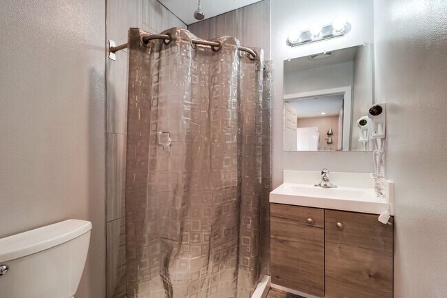 Foto del edificio - 1313 Morena Blvd