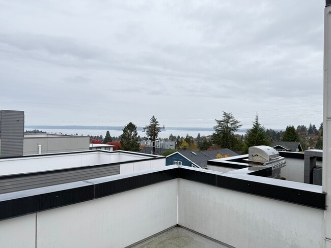 Building Photo - 4143 California Ave SW