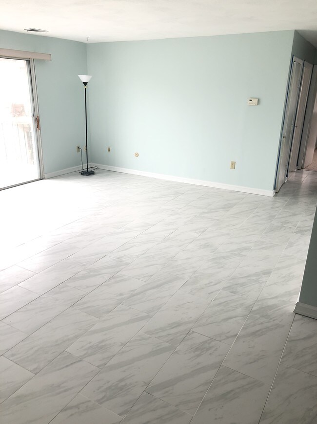 Sala de estar. Mucha luz. - 107 Oak Ln