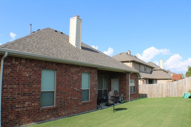 Building Photo - 1614 Westfield way