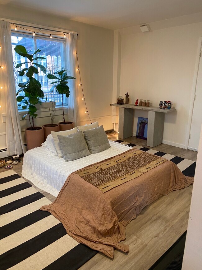 Studio - 1750 Pearl st