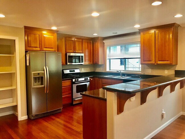 Building Photo - Stunning Wallingford Townhouse, just Minut...