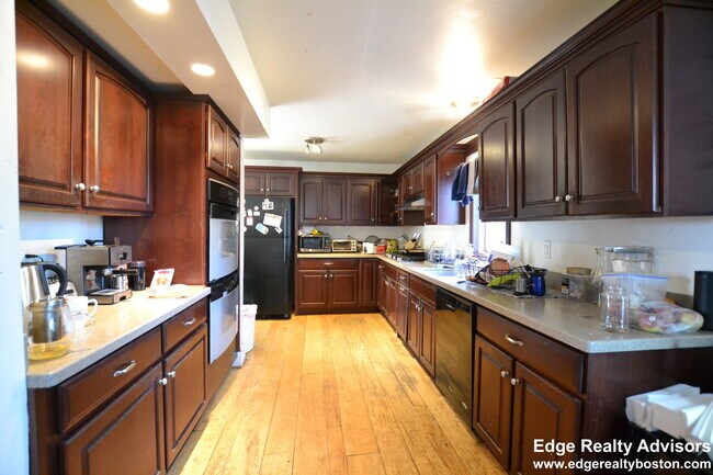 Building Photo - 70 Arlington St