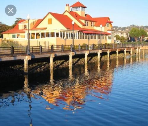 Foto del edificio - Prime Location Richmond Marina Townhouse