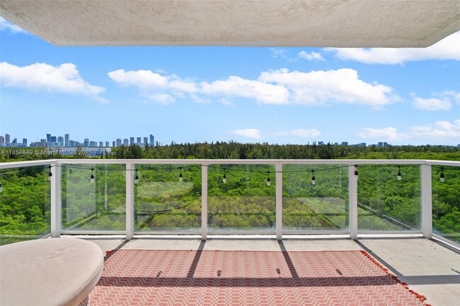 Foto del edificio - 15051 Royal Oaks Ln