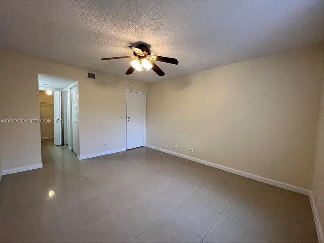 Building Photo - 9833 Westview Dr