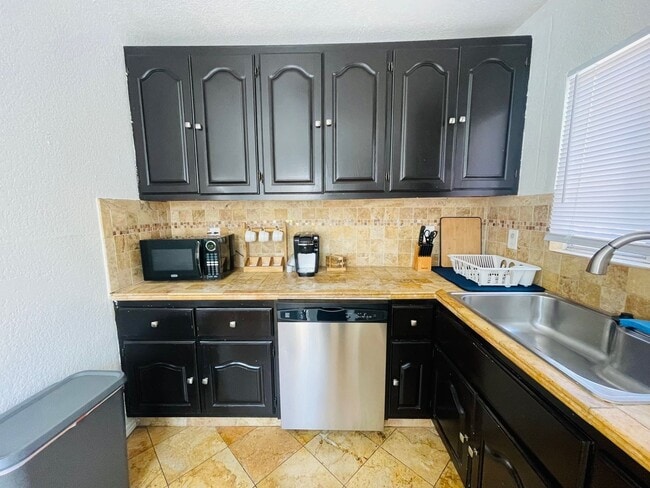 Building Photo - 2 Bed + 1 Bath Charming SFR Home with Laun...