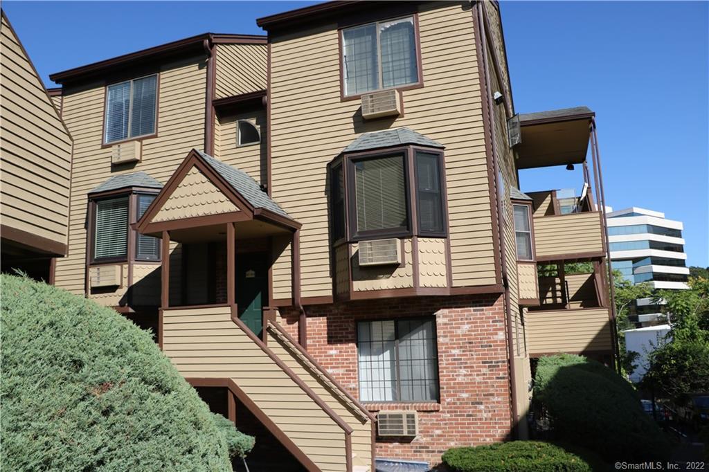 Primary Photo - 8 Oakwood Ave