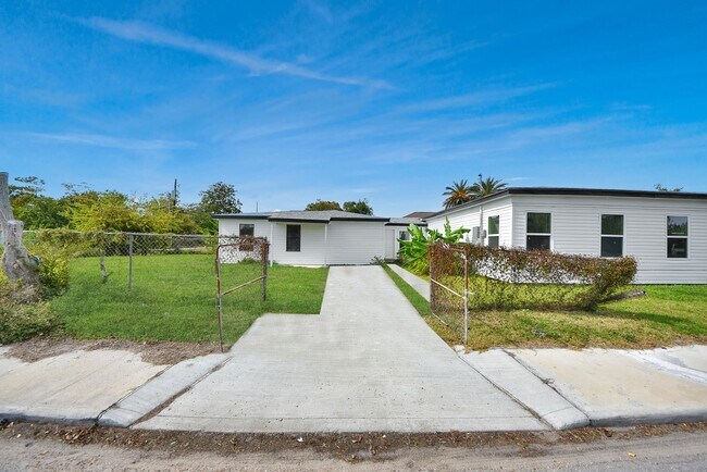 Building Photo - 1203 W 6th St