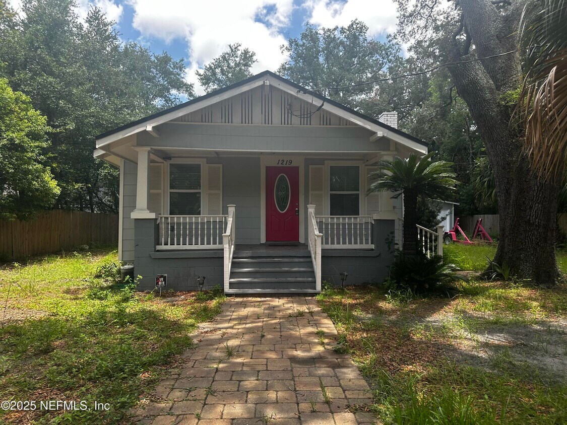 Foto principal - 1219 E 10th St