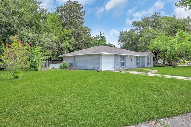 Foto del edificio - 5874 Greencraig Dr