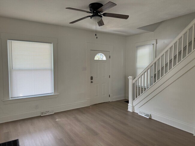 Building Photo - 2 Bedroom, 1 Bath Single Family Home - Sou...