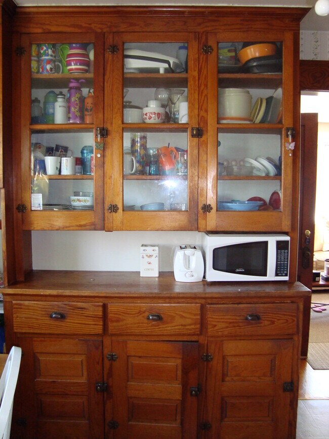 Built-in Kitchen Cabinet - 172 Villa Ave
