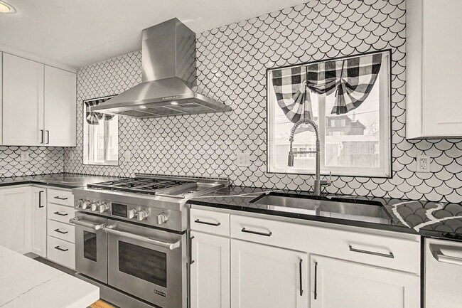 Building Photo - 2646 S Cherokee St