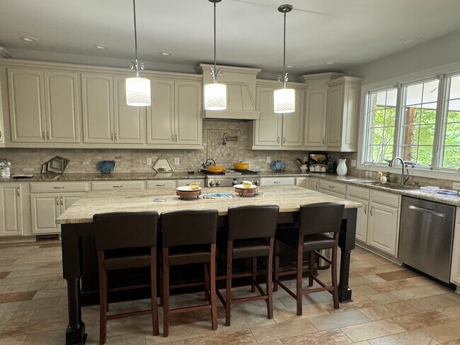 Building Photo - 9308 Club Hill Dr